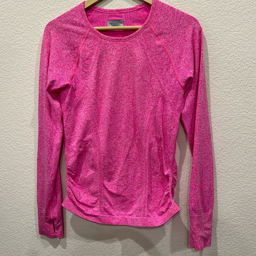 Long sleeve soft & seamless workout top by Athleta. Gathered sides. Size M